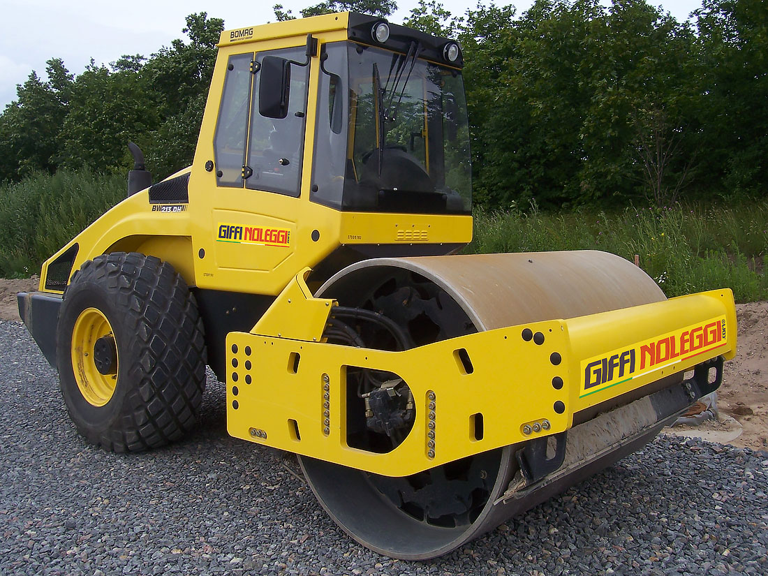 noleggio rullo compressore ferro gomma 180 qli